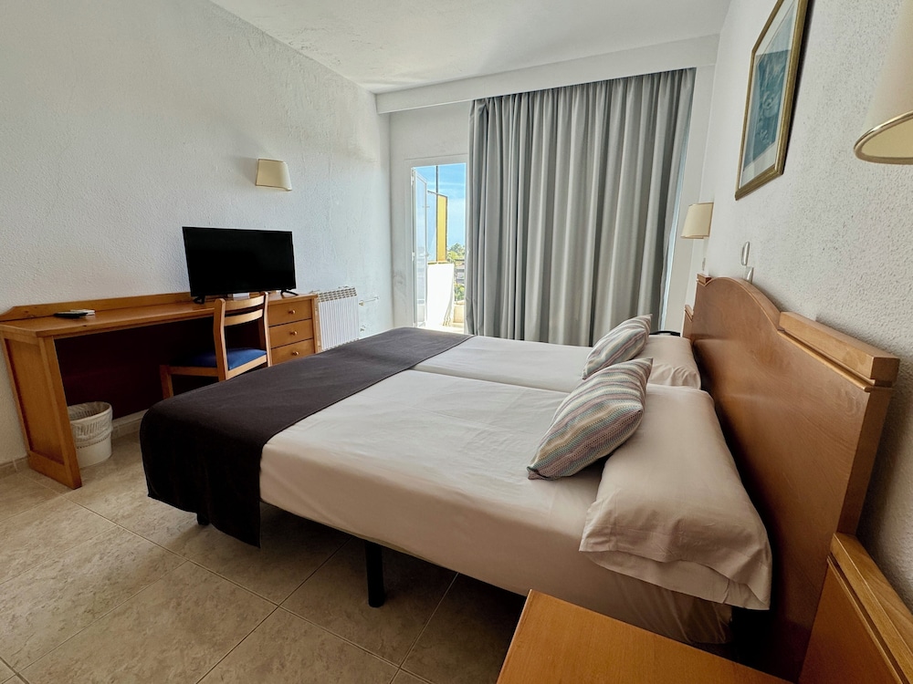 Twin Room, Balcony, Sea View thumbnail 5