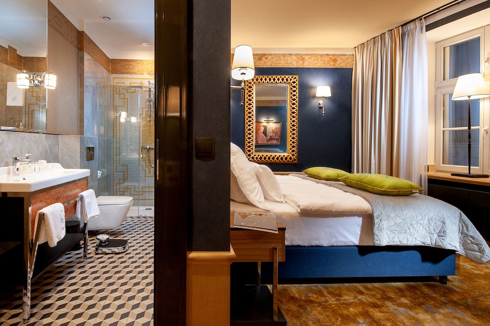 Deluxe Double or Twin Room - Photo 11