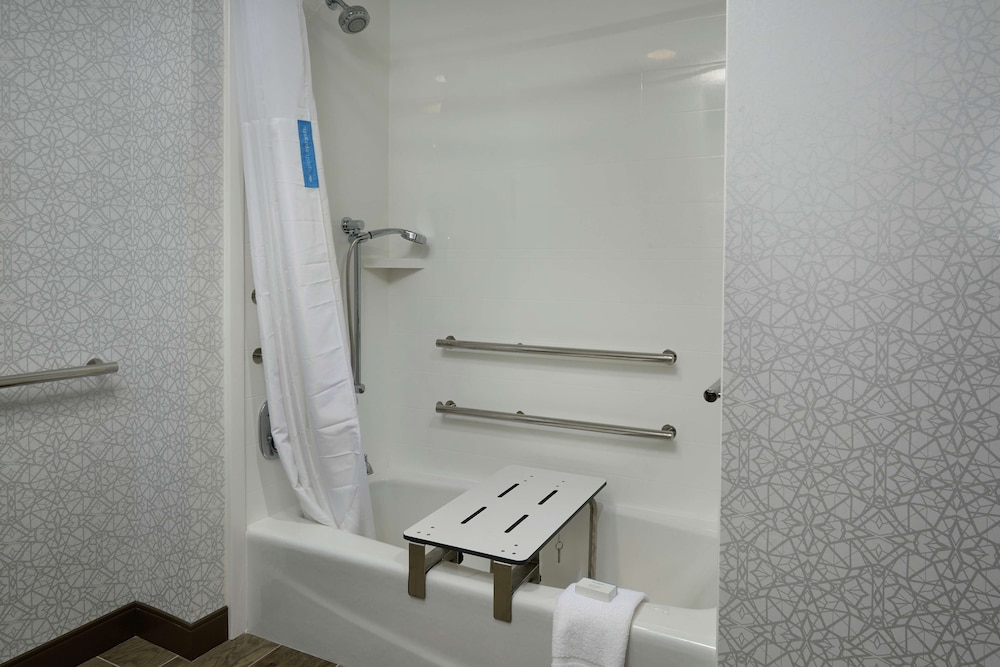 Room, 2 Queen Beds, Accessible, Bathtub