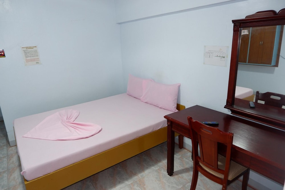 Basic Room, 1 Queen Bed, Balcony photo 2
