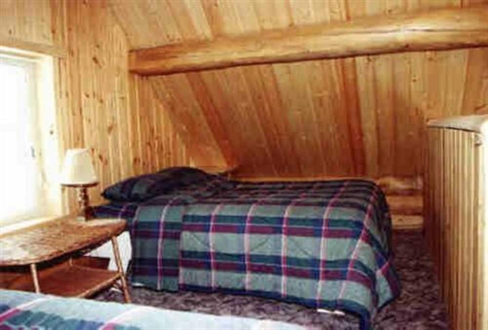 Hideaway Log Cabin, Forest privacy, Loft, Private Bath Jetted Tub, Kitchen photo 1