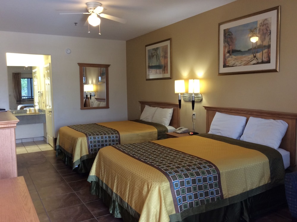 Deluxe Room, 2 Queen Beds, Smoking - Photo 5