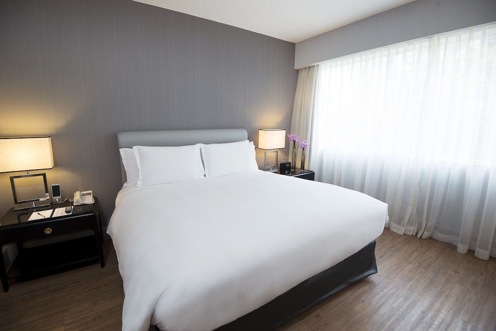 Junior Suite, 1 Queen Bed, Bathtub photo 3
