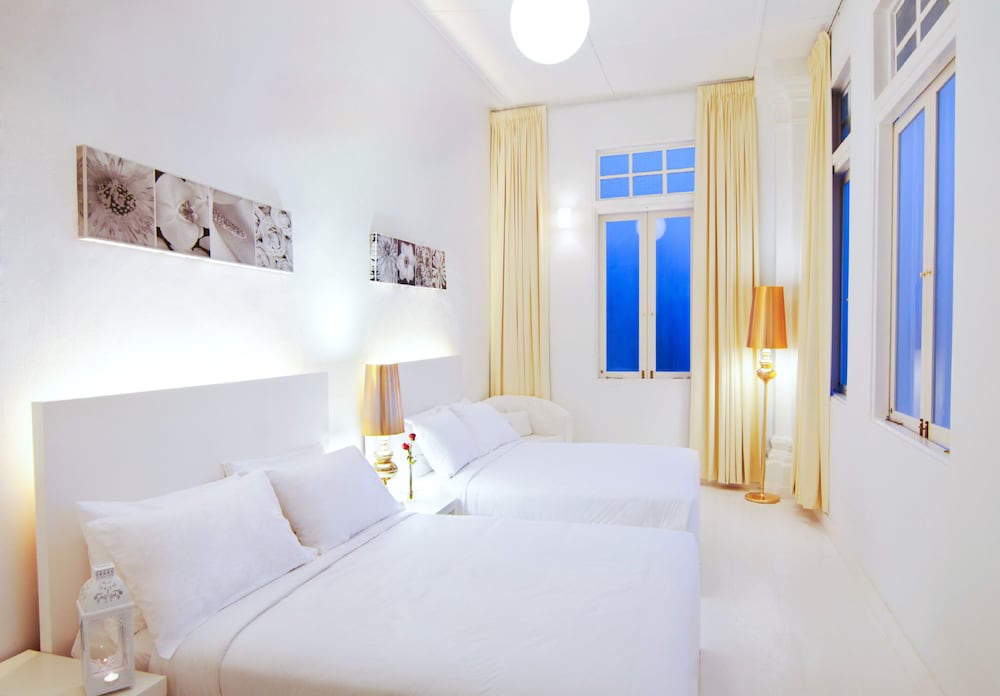 Family Room, 2 Queen Beds, Shared Bathroom