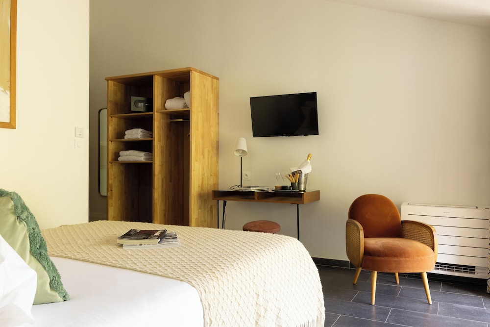 Deluxe Room - Photo 5