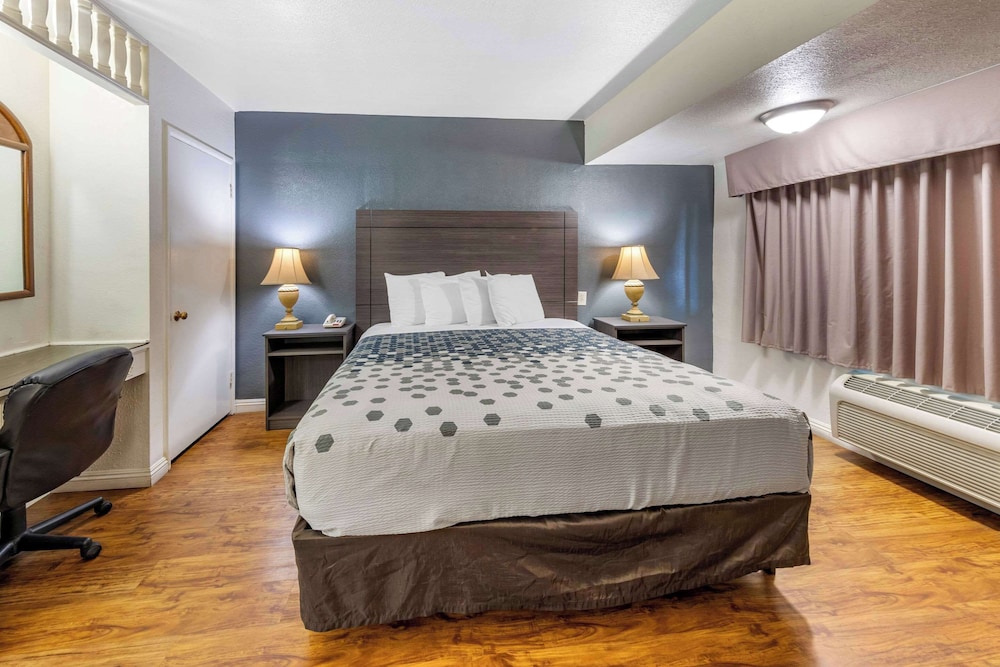 Standard Room, 1 King Bed, Non Smoking photo 2