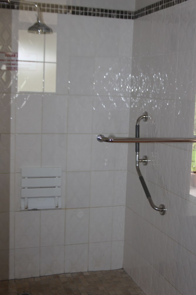 Comfort Room, 1 Bedroom (King/Twin Room (Disabled Friendly)) photo 3
