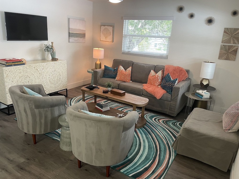 Deluxe Downtown Orange Condo 2 Bedroom Top Floor Non-Smoking