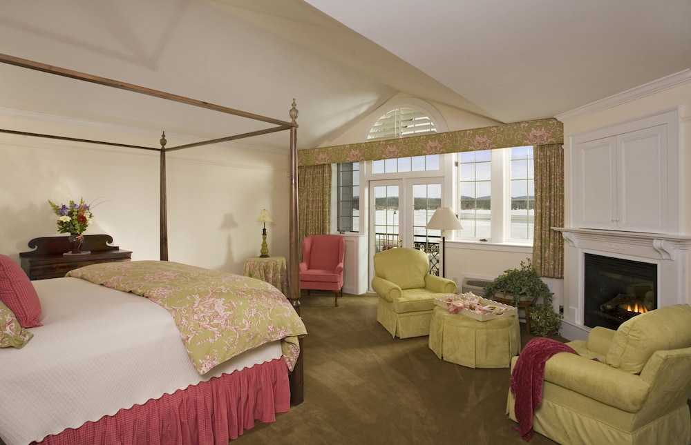 Superior Room, 1 King Bed, Jetted Tub, Lake View photo 1