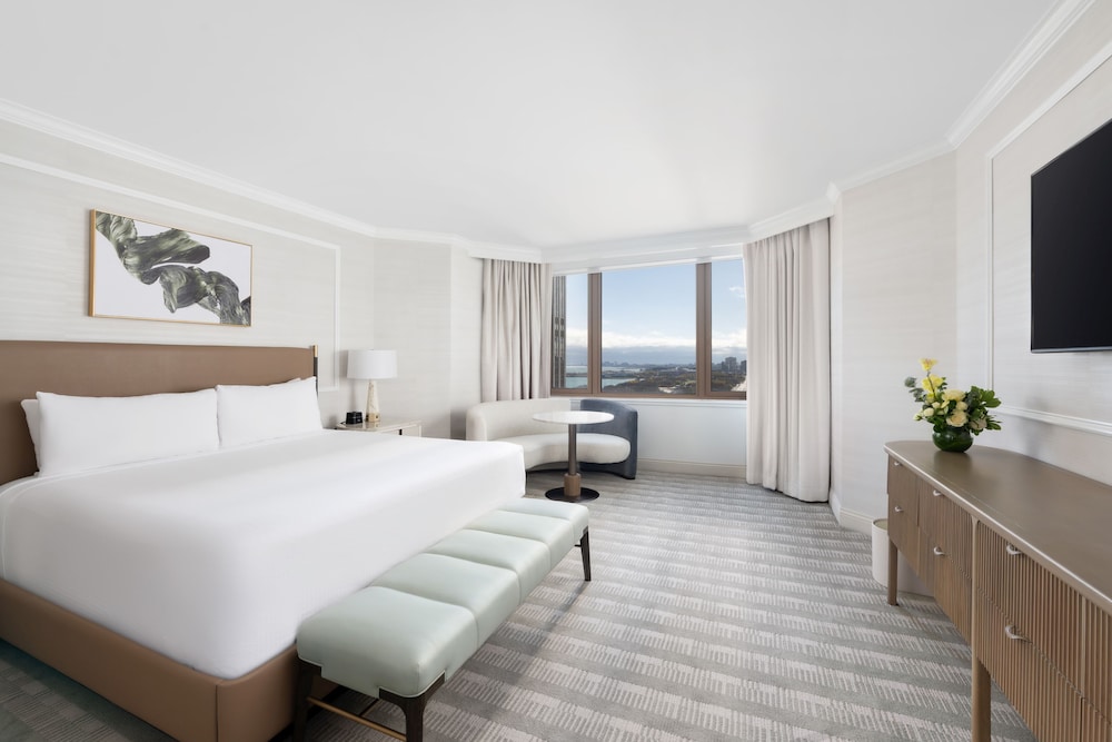 Fairmont Gold Room, 1 King Bed, Lounge Access with Breakfast, Canapes, Private Concierge - Photo 1