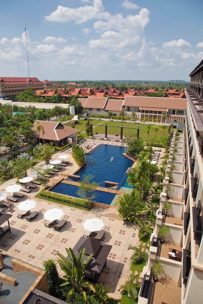 Deluxe Pool View - Photo 7