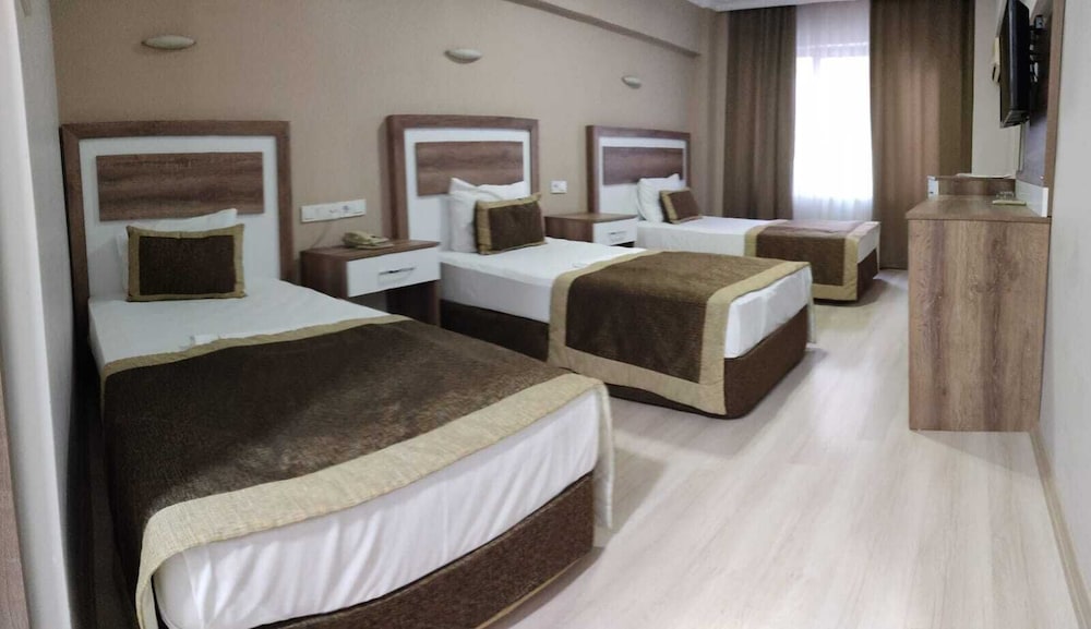 Economy Triple Room photo 2
