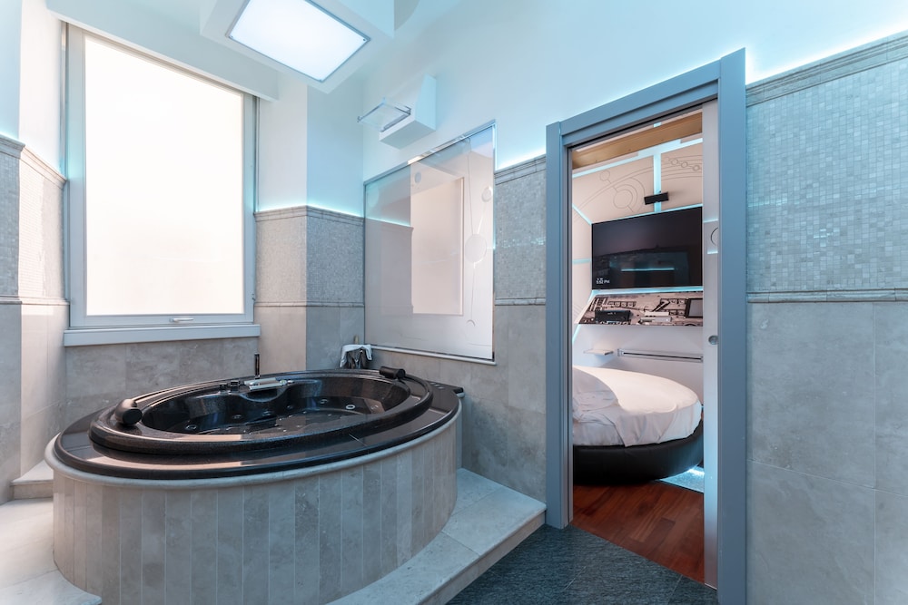 Junior Suite, Hot Tub thumbnail 6