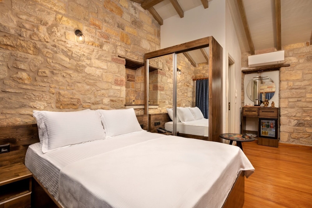 Deluxe Room, 1 Queen Bed, Courtyard View, Courtyard Area photo 2