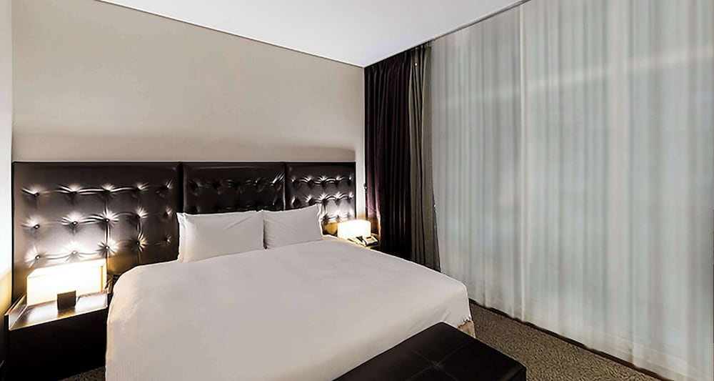 Premier Suite, 1 King Bed, Non Smoking, City View (Living Room)