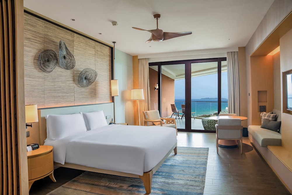 1 King Bed Standard Ocean View thumbnail 6