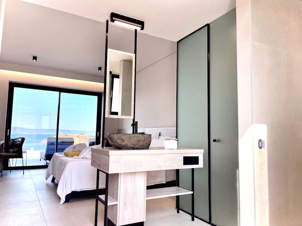 Superior Room with Private Pool and Sea View photo 2