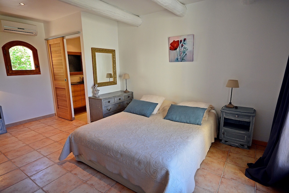 Comfort Double Room, 1 Queen Bed, Private Bathroom, Pool View (Lacoste) photo 1