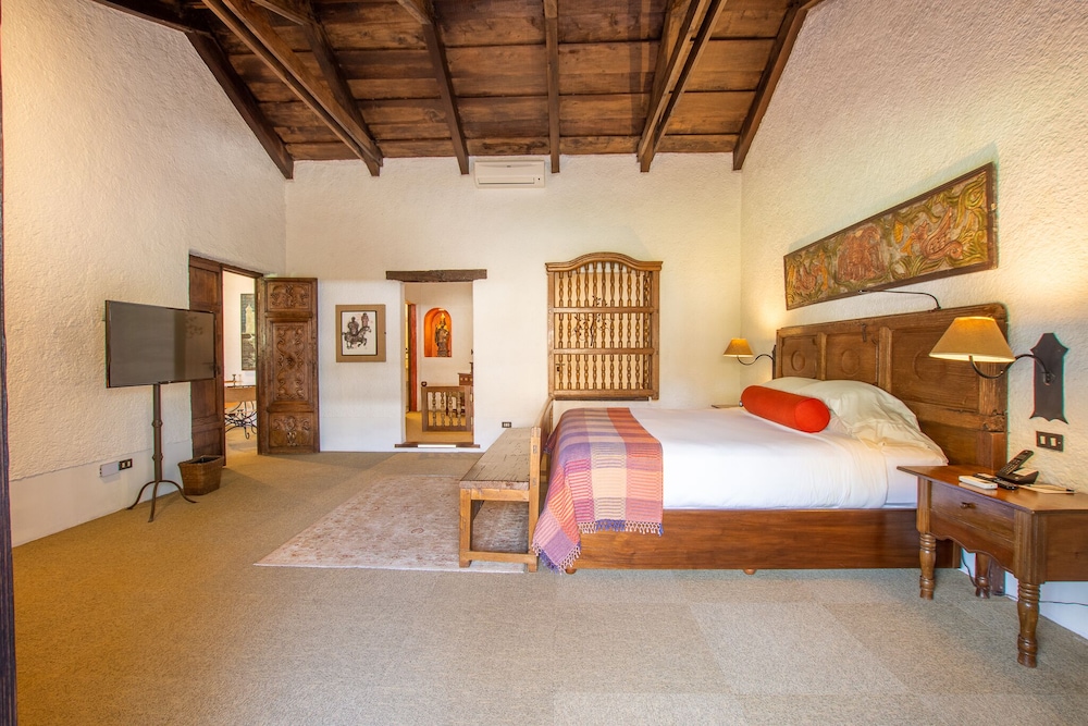 Superior Suite, 1 King Bed, Jetted Tub (All rooms are different) - Photo 4