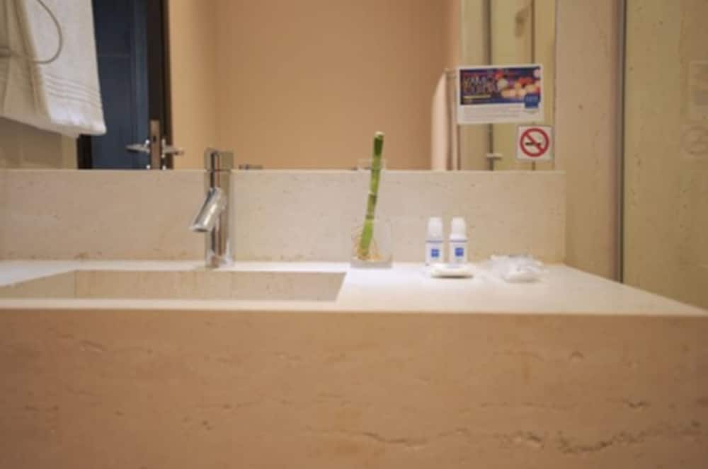 Double Room thumbnail 5