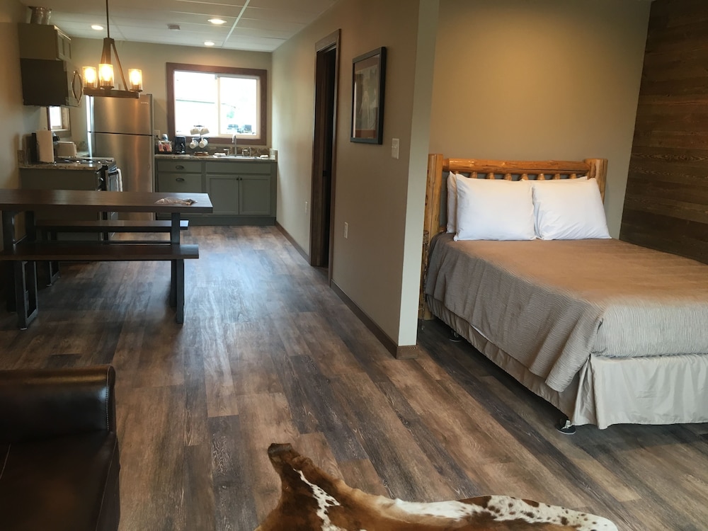 Two Medicine Suite, Ground Floor, No Pets; Remodeled 2018 photo 1