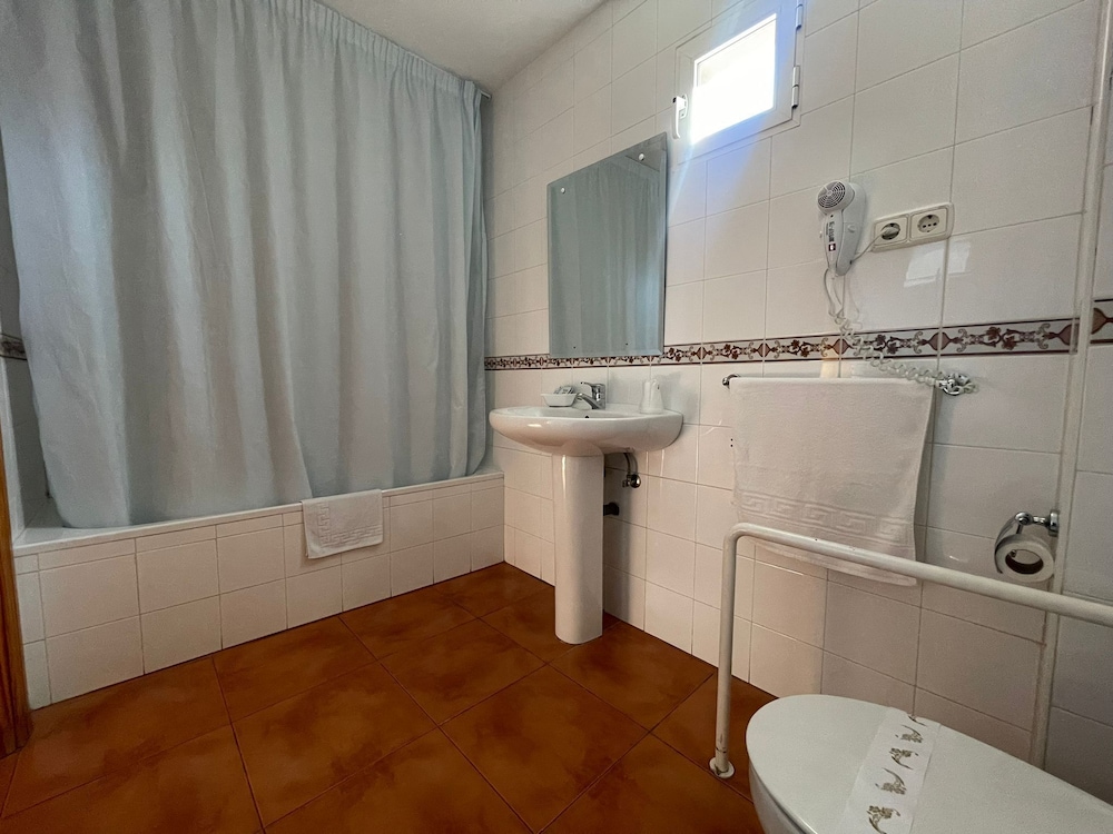 Quadruple Room - Photo 4
