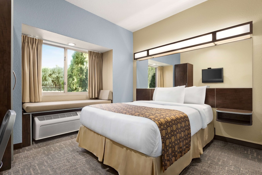 Suite, 1 Queen Bed, Accessible, Non Smoking (Mobility)