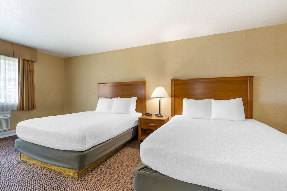 Standard Room, 2 Queen Beds, Non Smoking, Refrigerator & Microwave - Photo 2