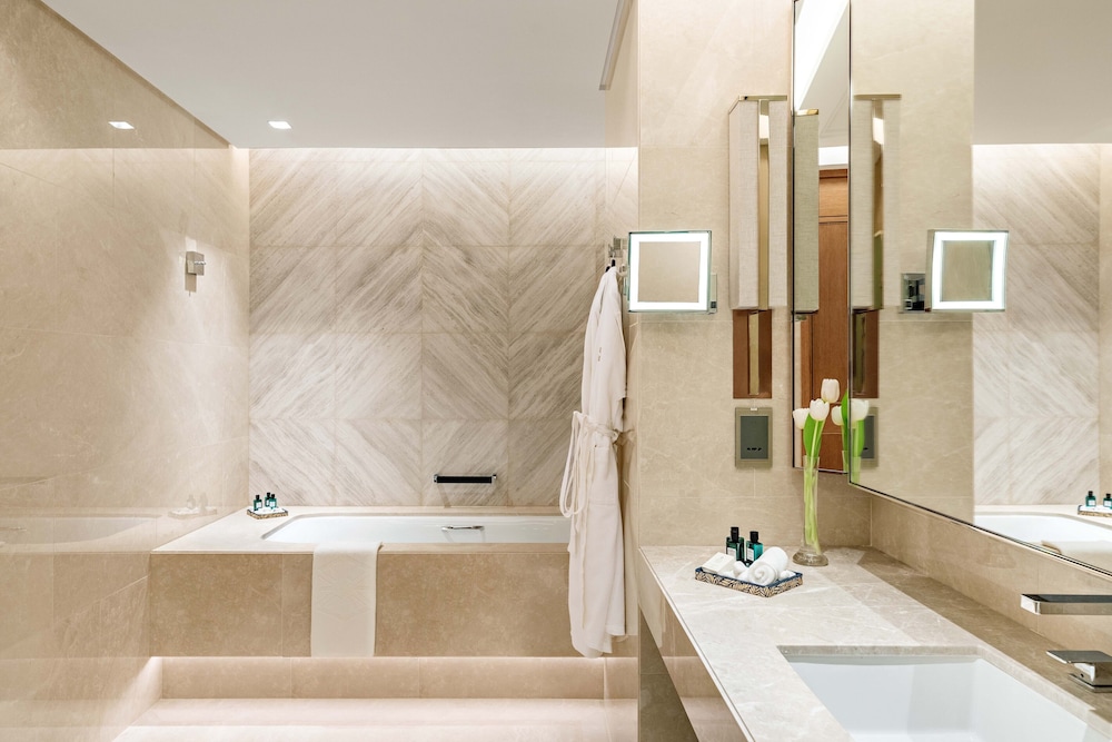 Grand Luxury Suite Sea View with Open Jacuzzi and Club Lounge Access
