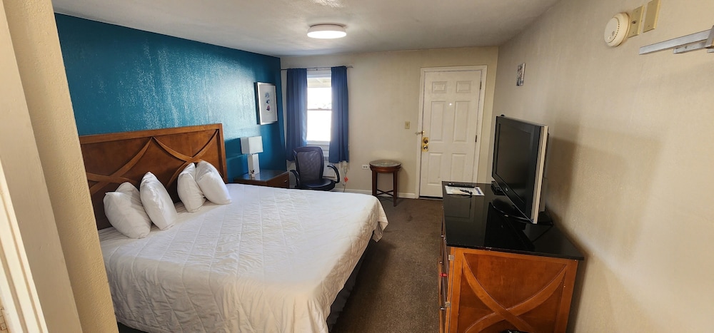 Comfort Room, 1 King Bed, Non Smoking, Mountain View photo 2