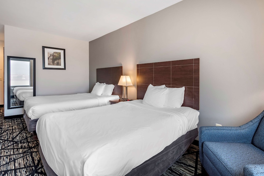 Standard Room, 2 Queen Beds, Non Smoking, Refrigerator & Microwave photo 3