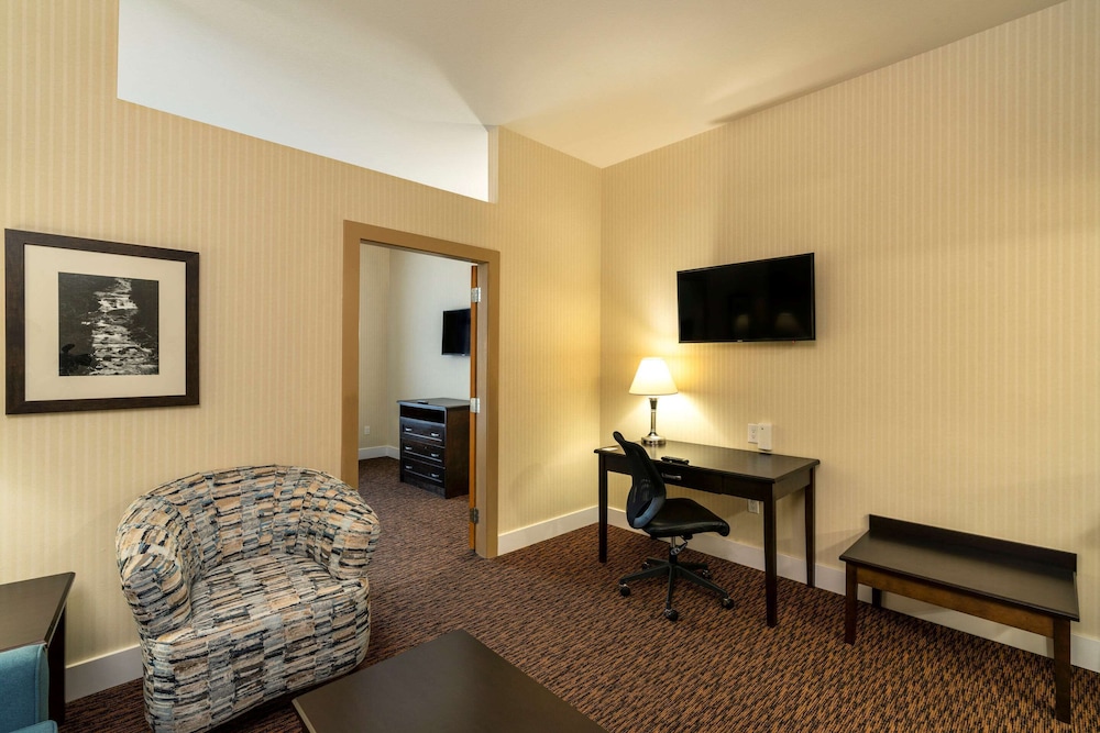 Suite, 1 King Bed with Sofa bed, Non Smoking - Photo 3
