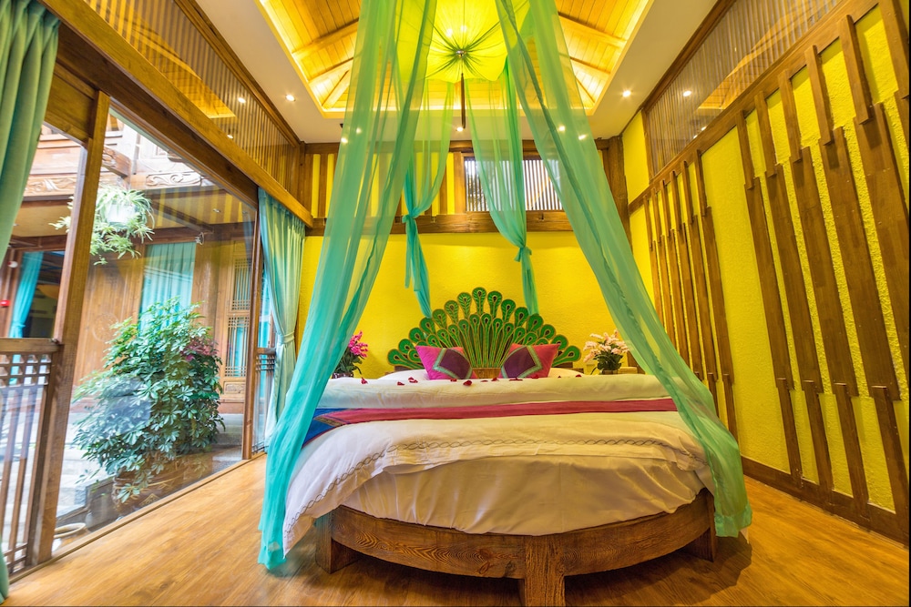 Deluxe Honeymoon Round-Bed Room