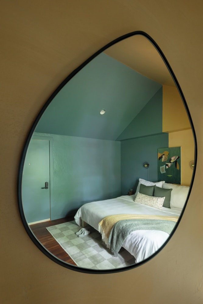 "Dug" Upper Single King Room photo 1