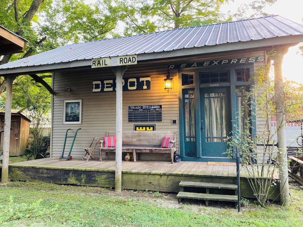 Traditional Cottage, 1 King Bed, Non Smoking, Patio