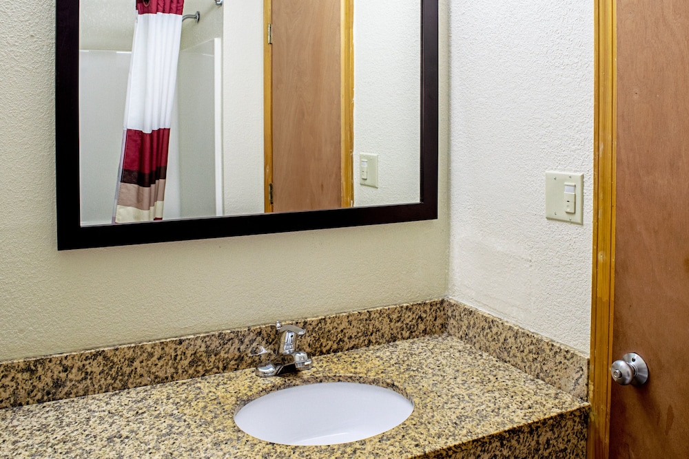Deluxe Room, 2 Queen Beds (Smoke Free) - Photo 5