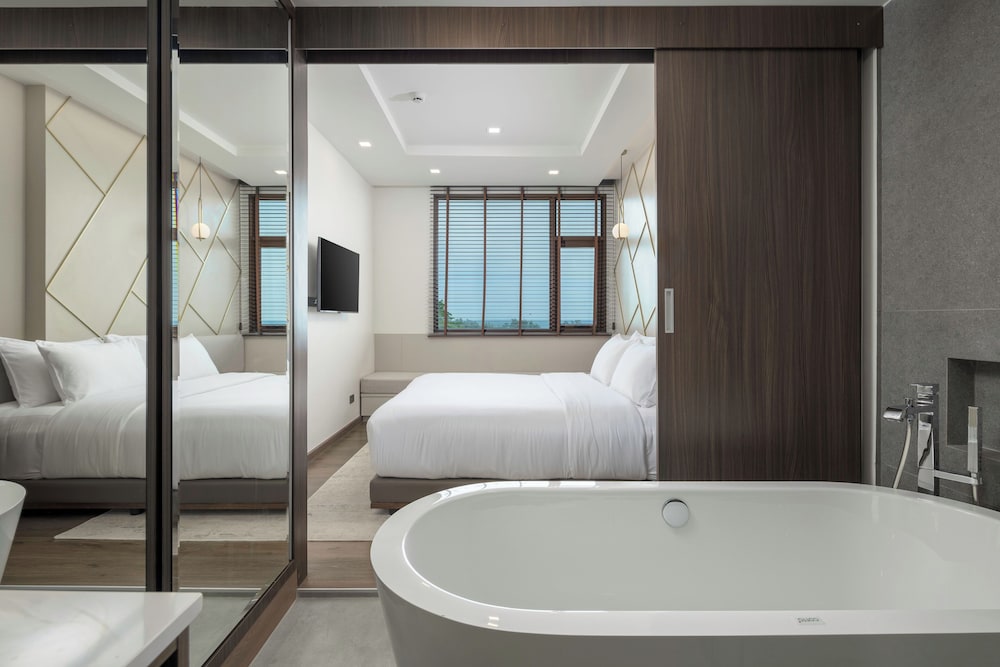 Family Suite, 1 King Bed - Photo 11