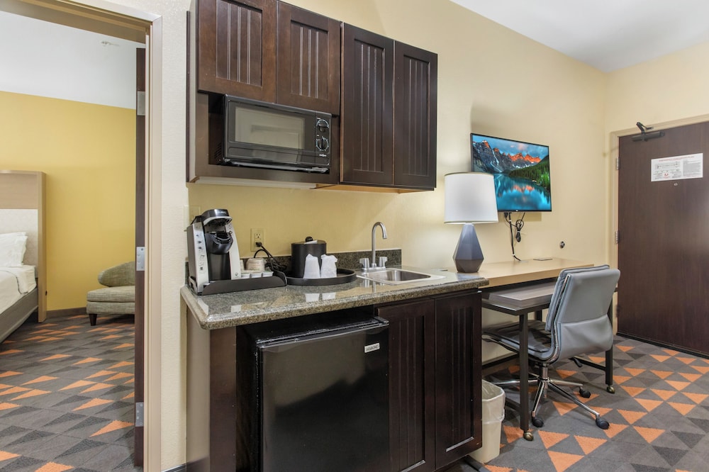 Suite, 2 Queen Beds (Additional Living Area) - Photo 2