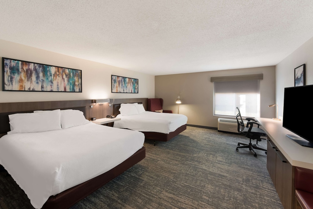 Suite, 2 Queen Beds, Accessible (Mobility & Hearing, Roll-in Shower) - Photo 4