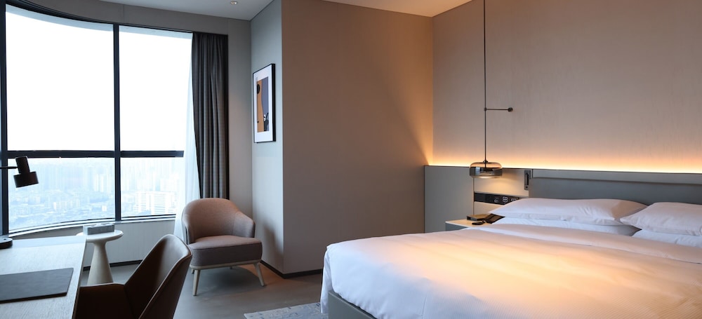 Deluxe Room, 1 King Bed (270D Skyline) photo 3