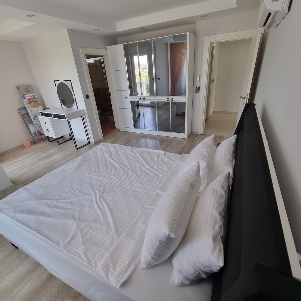 Deluxe Condo, 3 bedrooms, 1 living room (3+1) thumbnail 5