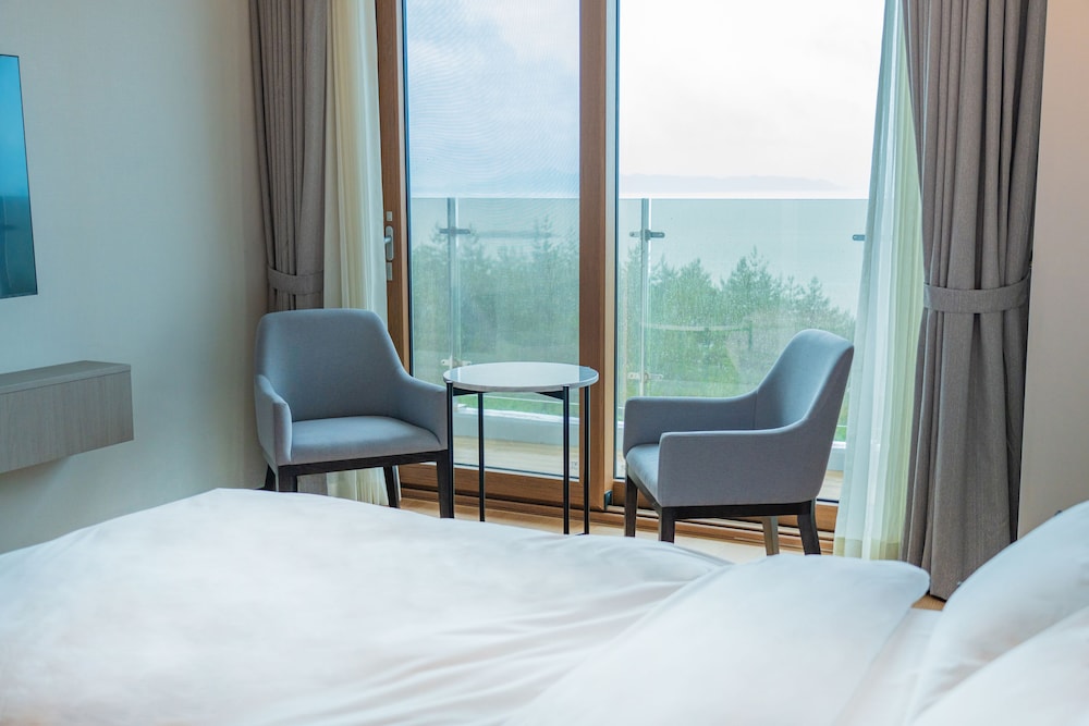 Suite, Multiple Beds, Non Smoking, Corner (Corner Suite) - Photo 5