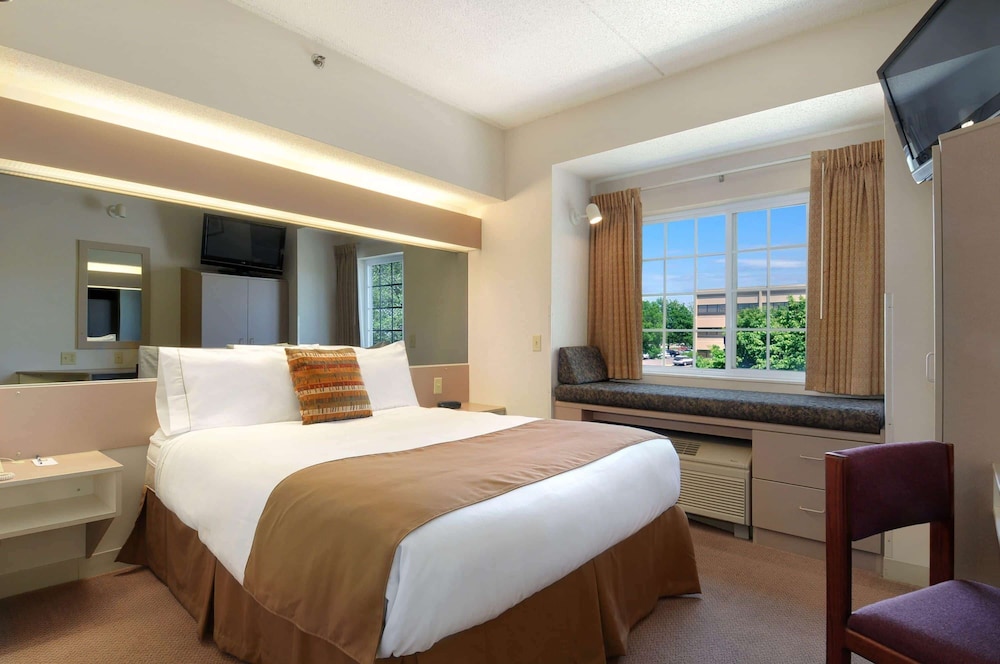 Suite, 1 King Bed, Accessible - Photo 1