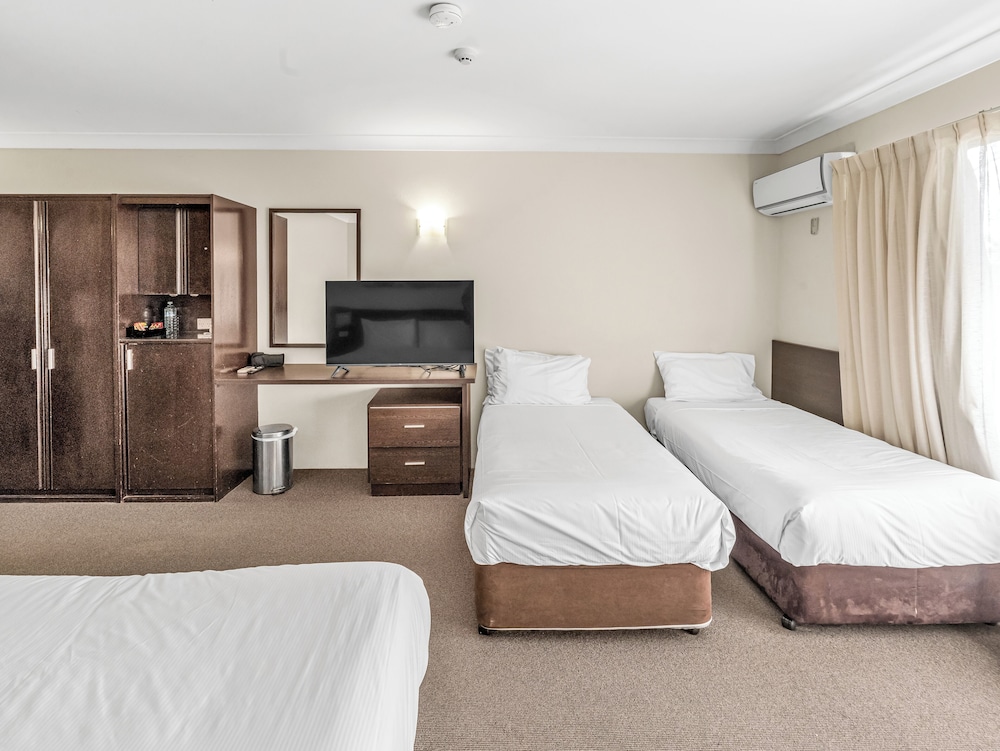 Medium Family Room, Multiple Beds - Photo 2