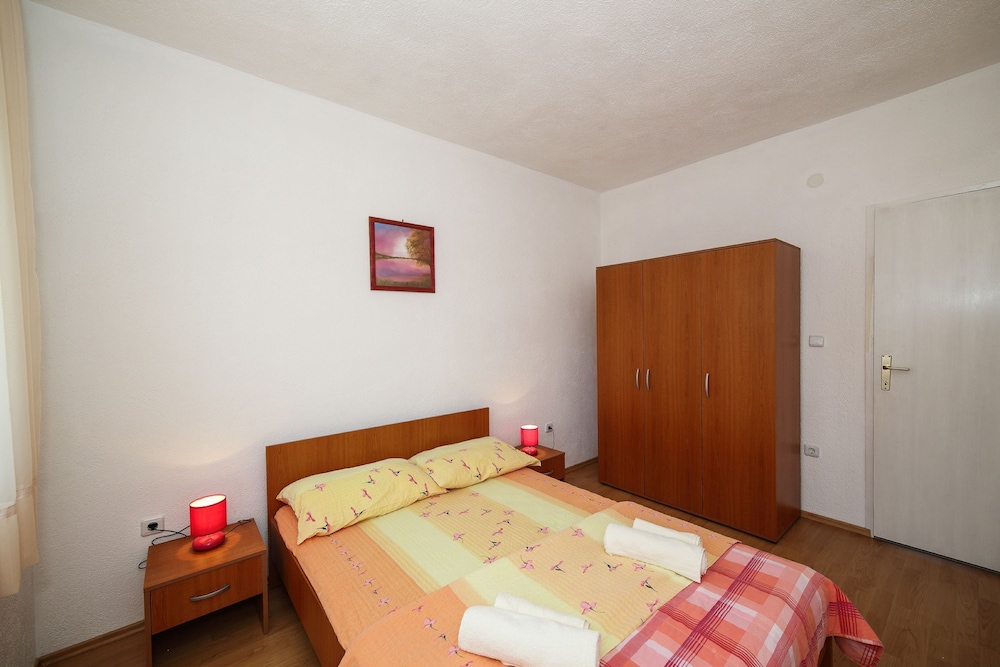 House (Five Bedroom Holiday Home with Terrac)