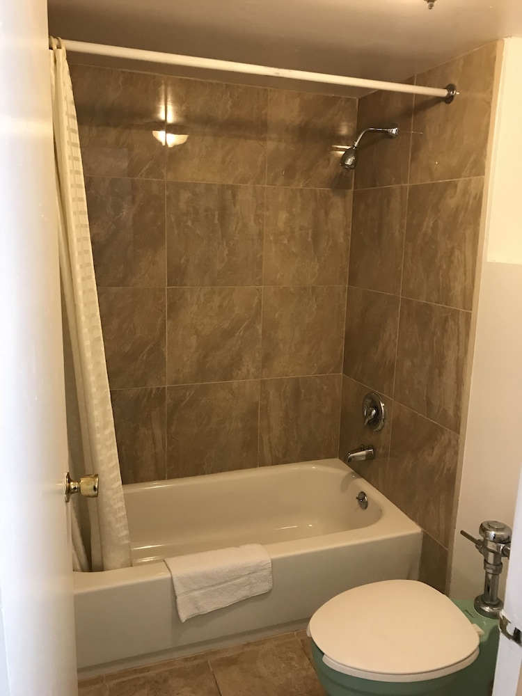 Basic Double or Twin Room, 2 Double Beds, Smoking photo 3