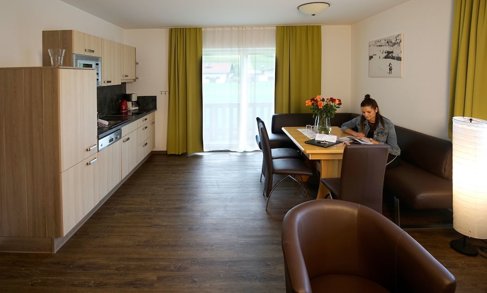 Traditional Apartment, 2 Bedrooms, Kitchen, Mountain View (Deluxe) photo 2