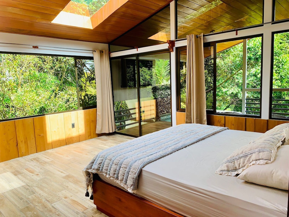 Deluxe House, 2 Bedrooms, Pool Access, Mountain View