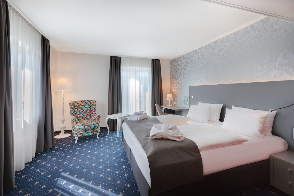 Standard Room, 1 King Bed (Stocked Minibar) photo 3