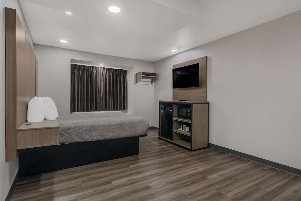 Suite, 1 Queen Bed, Non Smoking - Photo 3